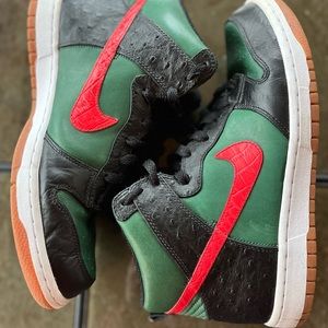 Used Nike dunk hi 375378-361  “East”  size 9